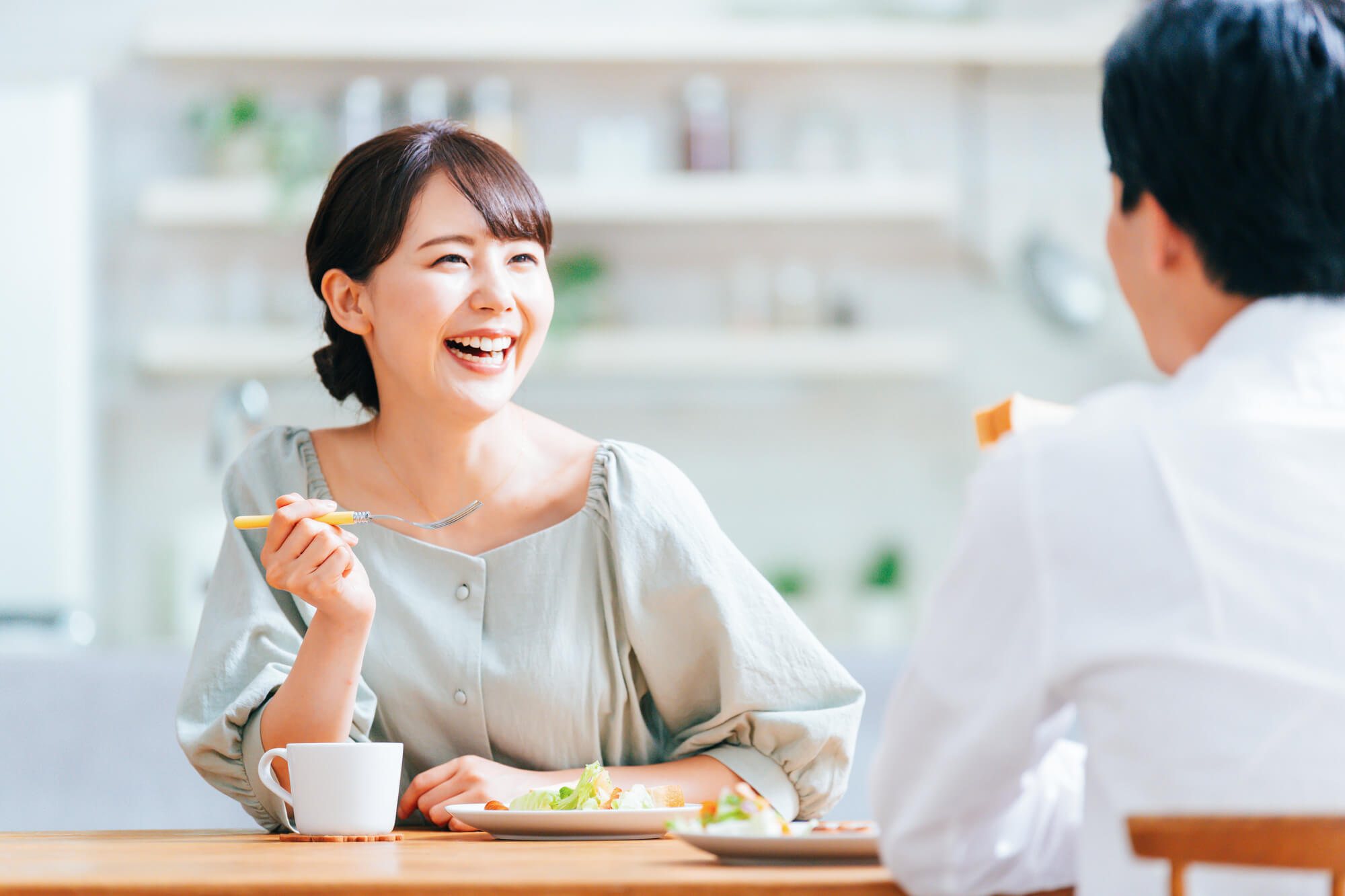 朝食を楽しむ夫婦