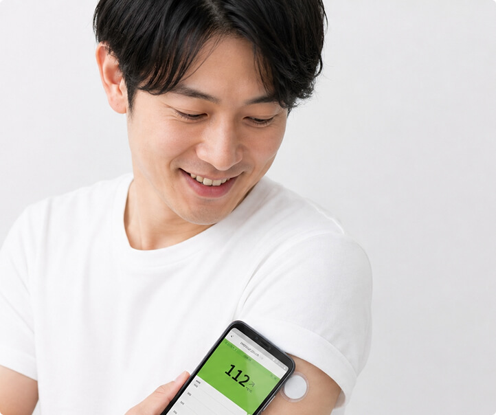 血糖値をモニタリングする男性