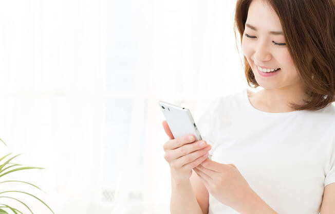 スマホを持つ女性