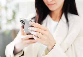 スマホで健康データを確認する写真