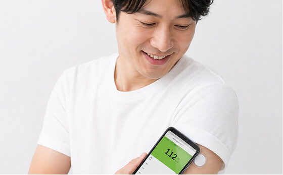 血糖値をモニタリングする男性