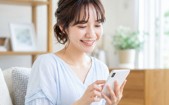 スマホで健康データを確認する女性